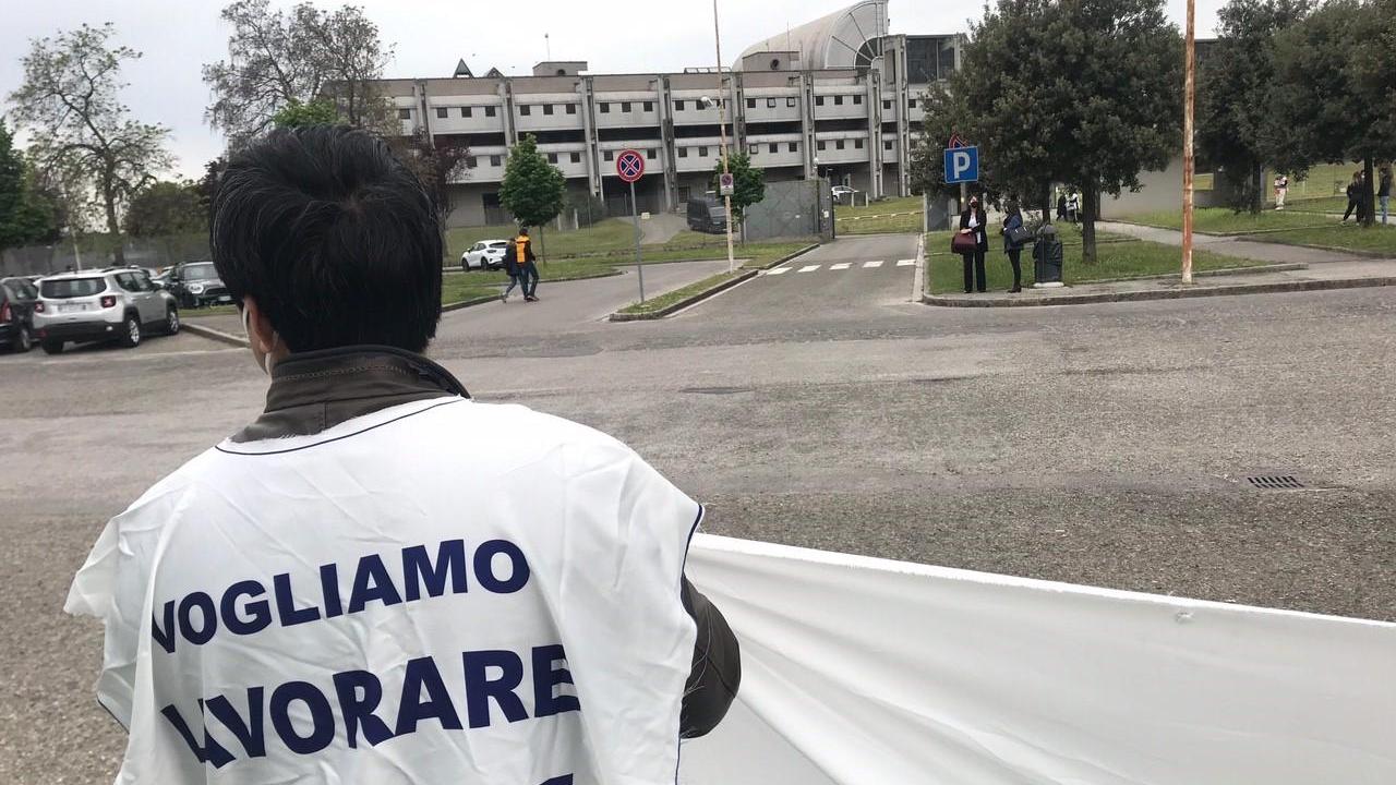 La protesta davanti al Tribunale (foto Batavia)