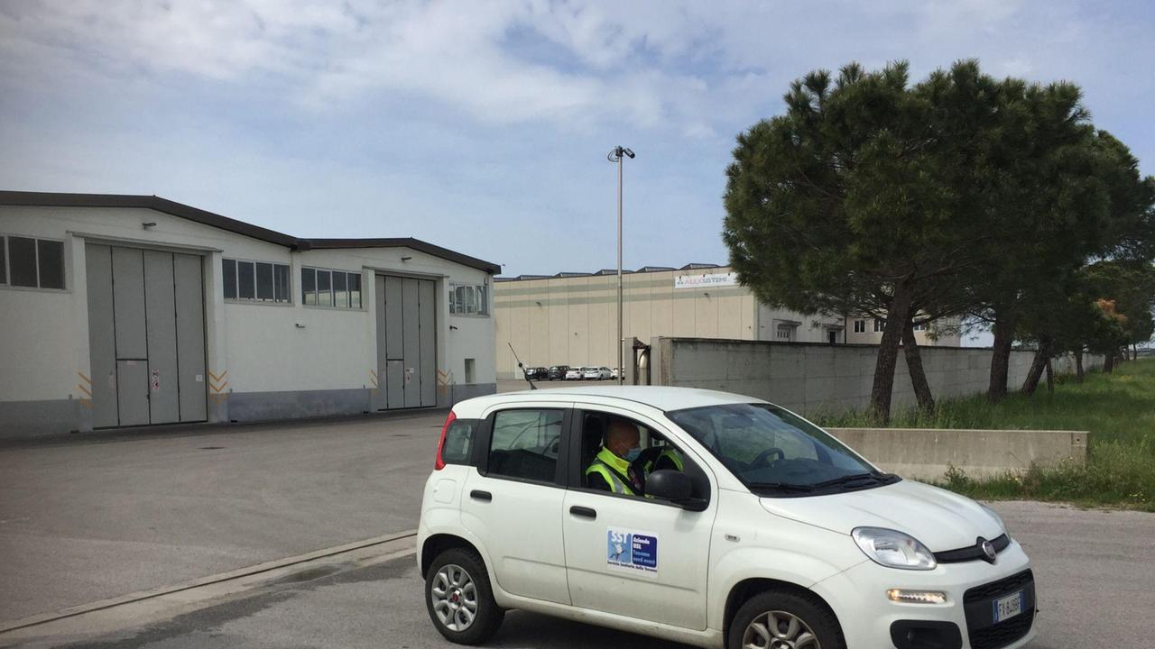 Gli ispettori dell'Asl Toscana nord ovest mentre escono dalla Alex Sistemi di via delle Colline livornesi