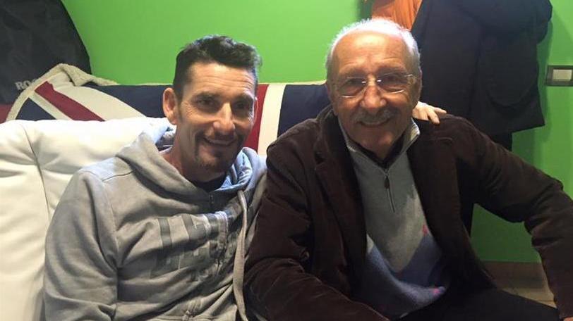 Una bella immagine di Marcello Massini (a destra), maestro del ciclismo toscano