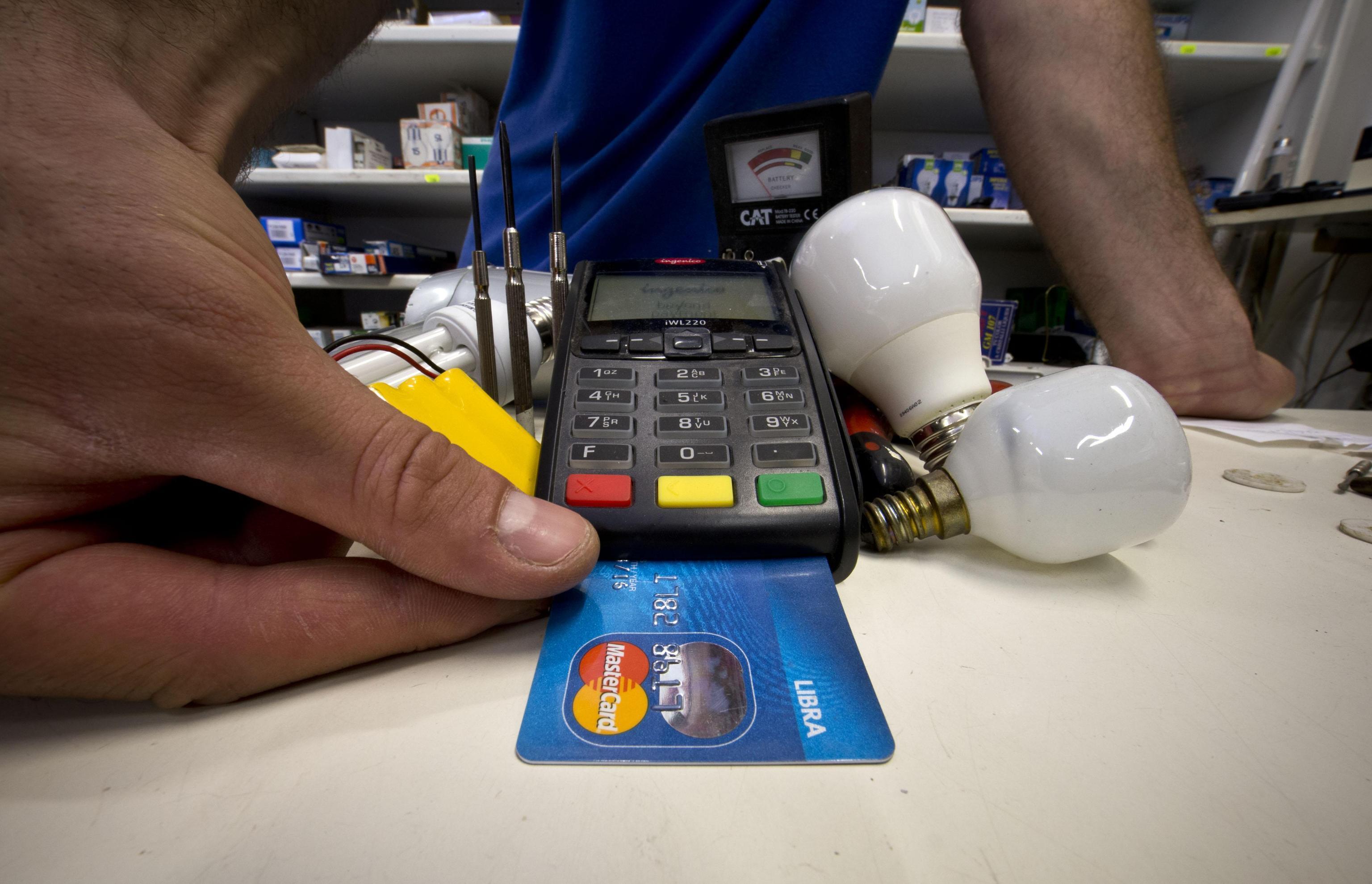 Cagliari, tampone sul pos positivo al Covid in un supermercato