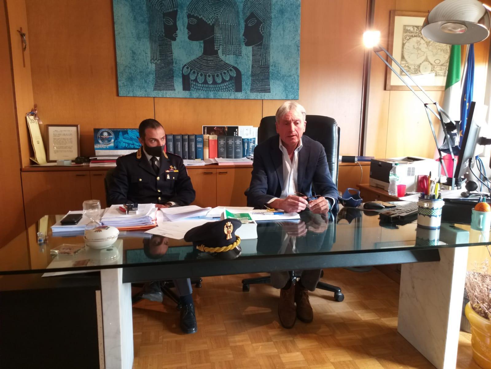 Il dirigente della squadra mobile Alessandro Gallo e il procuratore Giuseppe Nicolosi nel corso della conferenza stampa