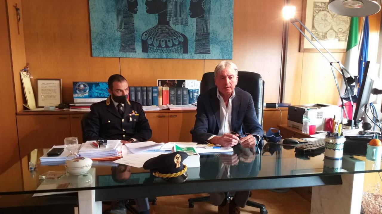 Il dirigente della squadra mobile Alessandro Gallo e il procuratore Giuseppe Nicolosi nel corso della conferenza stampa