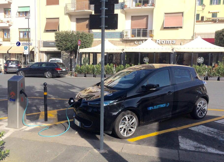 La svolta verde a Cecina: ecco venti postazioni per ricaricare le auto elettriche 