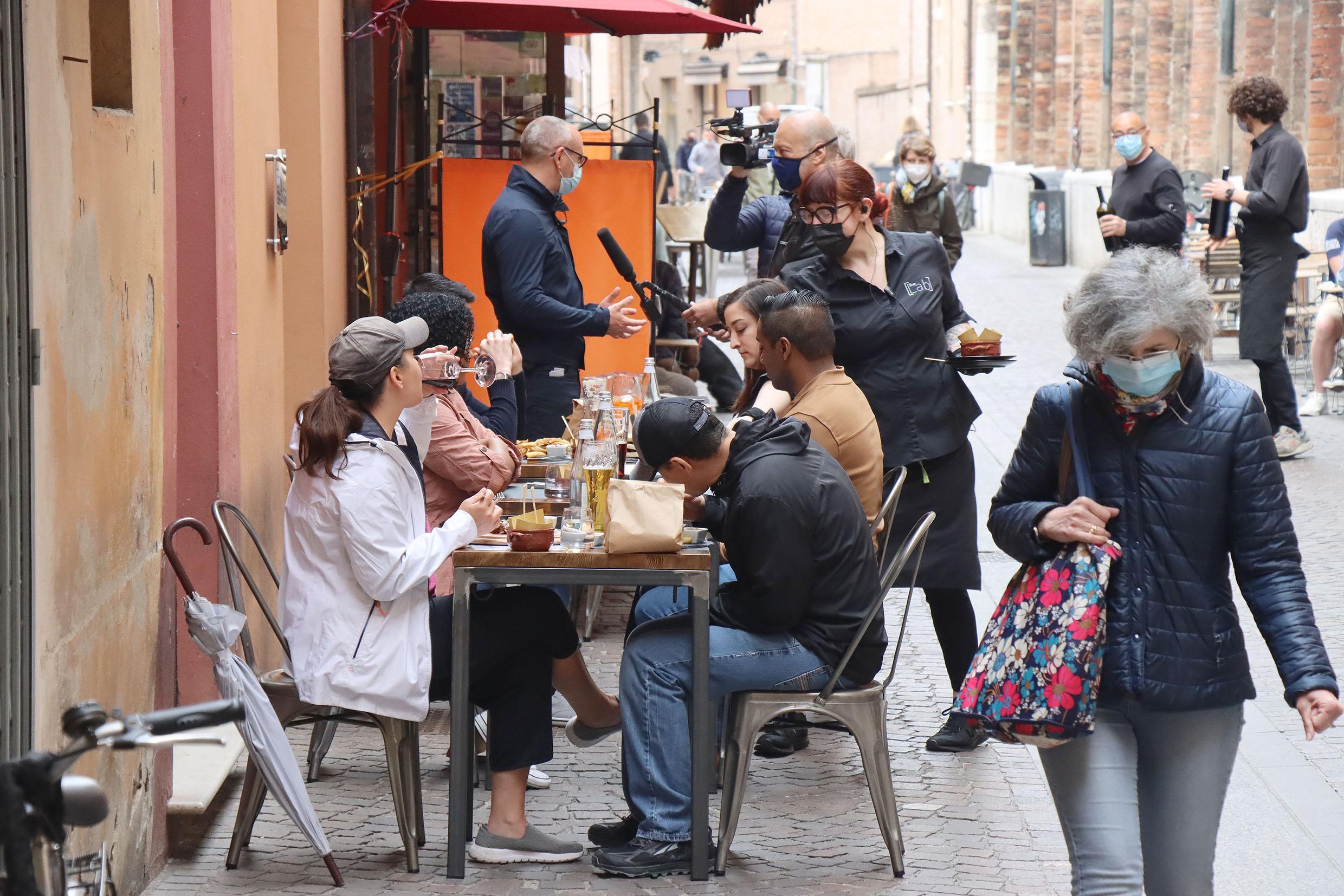 Zona gialla a Ferrara: dehors al completo
