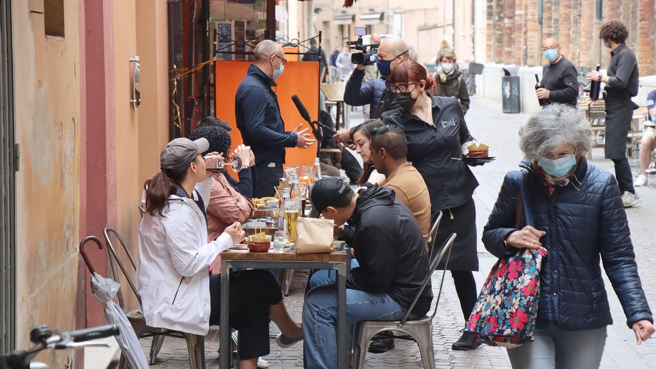 Zona gialla a Ferrara: dehors al completo