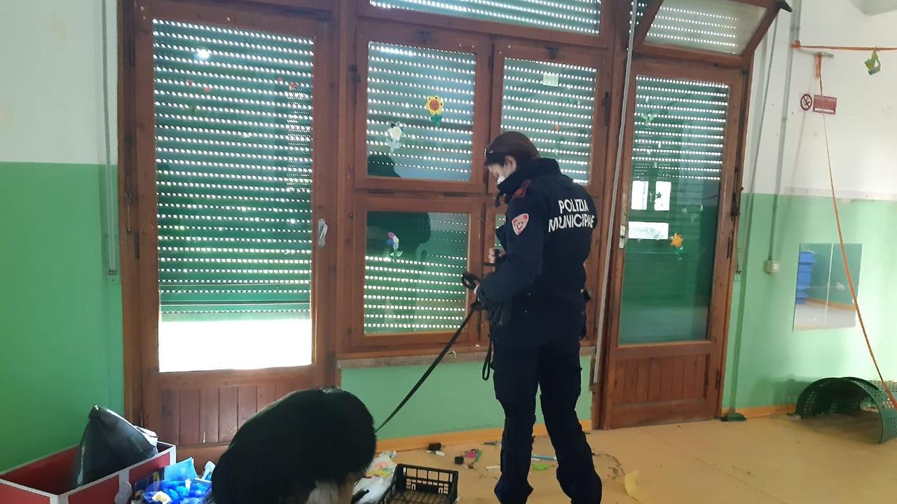 La polizia municipale nell'ex scuola materna