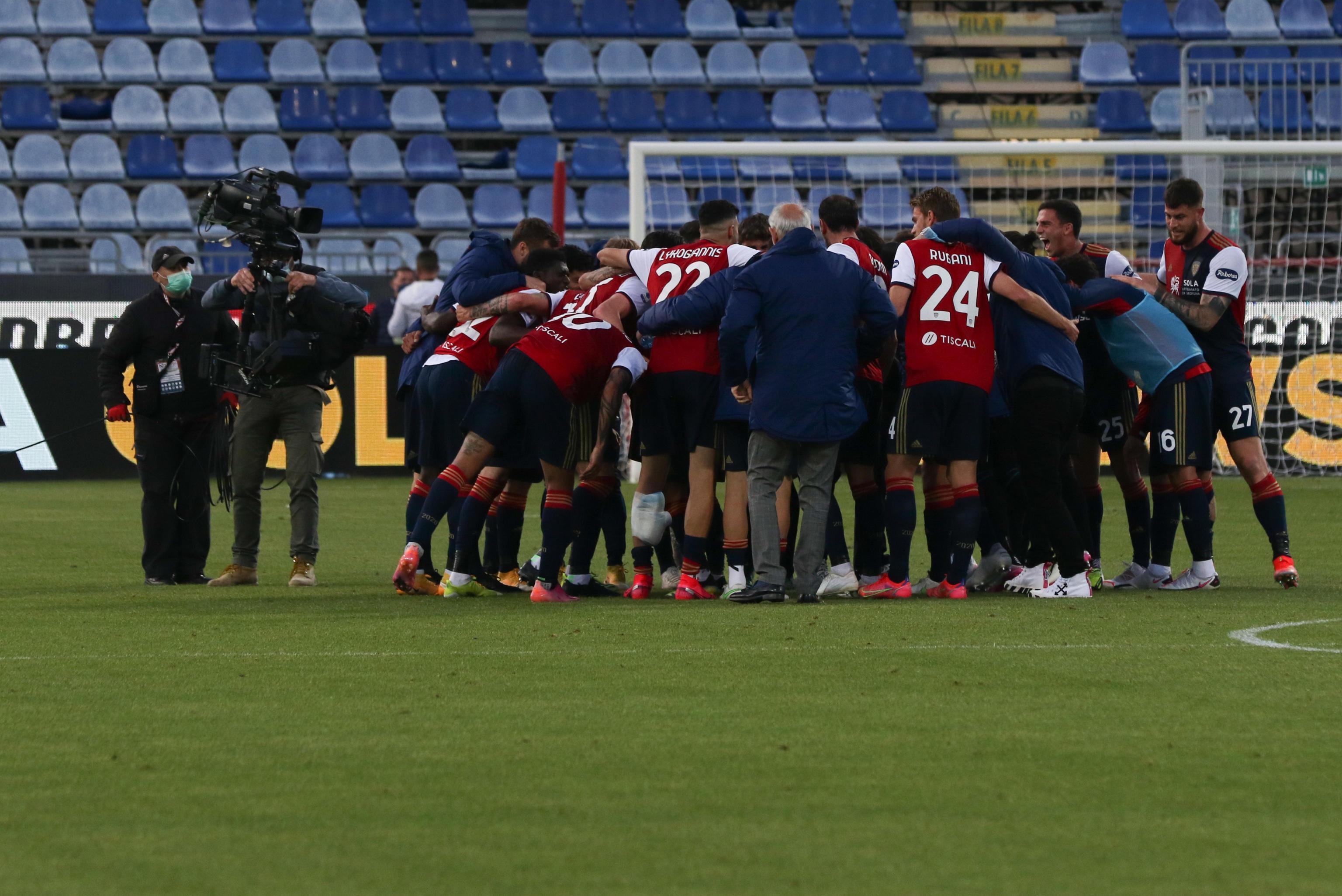 Il gruppo rossoblù con Semplici a fine partita: un marchio di fabbrica del tecnico rossoblù