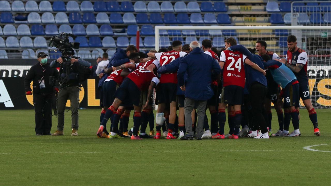 Il gruppo rossoblù con Semplici a fine partita: un marchio di fabbrica del tecnico rossoblù