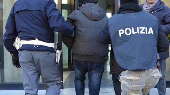 Prende in giro la polizia su Facebook dalla latitanza: arrestato