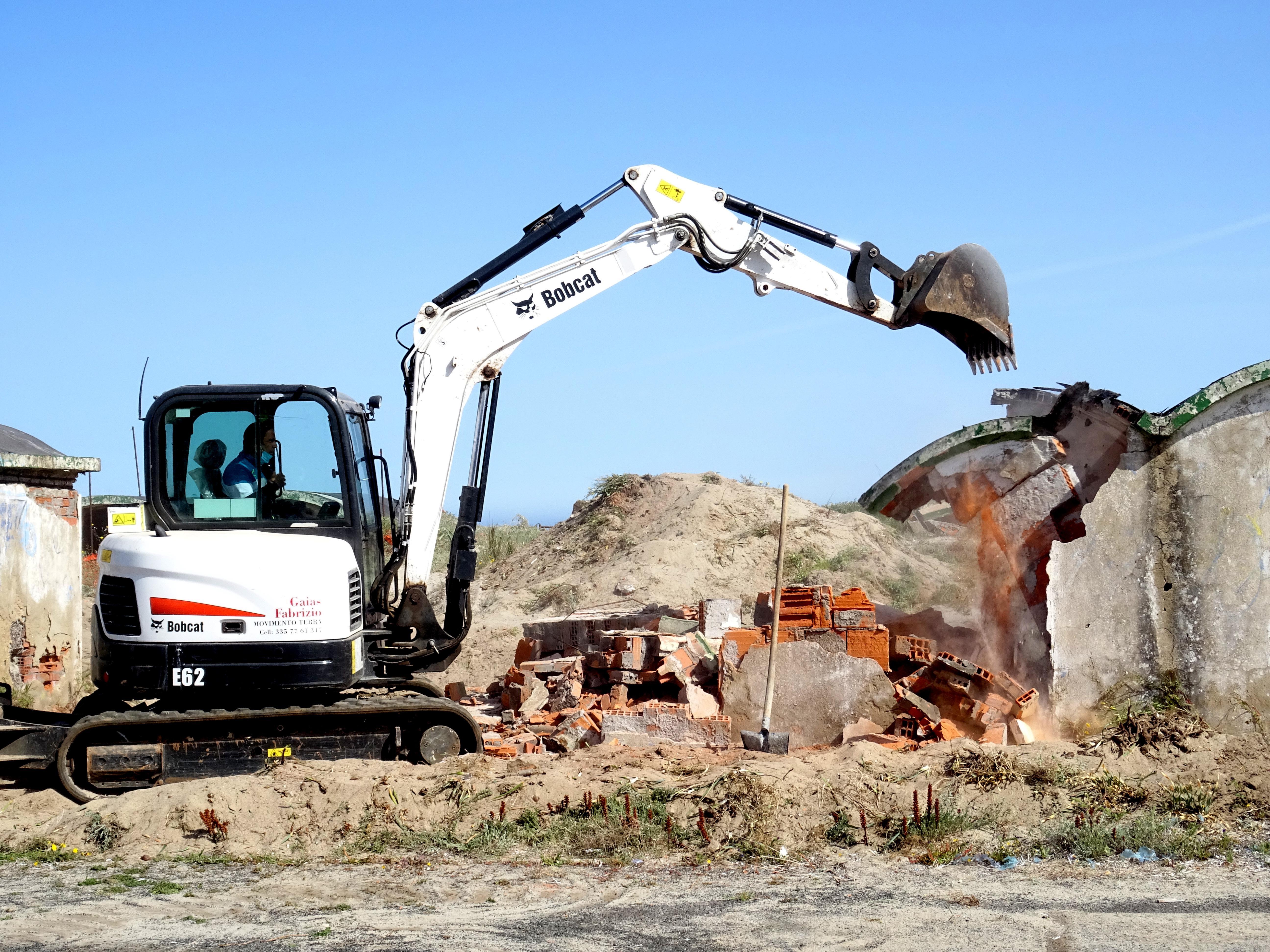 Sorso, iniziata la demolizione del vecchio Lido Iride