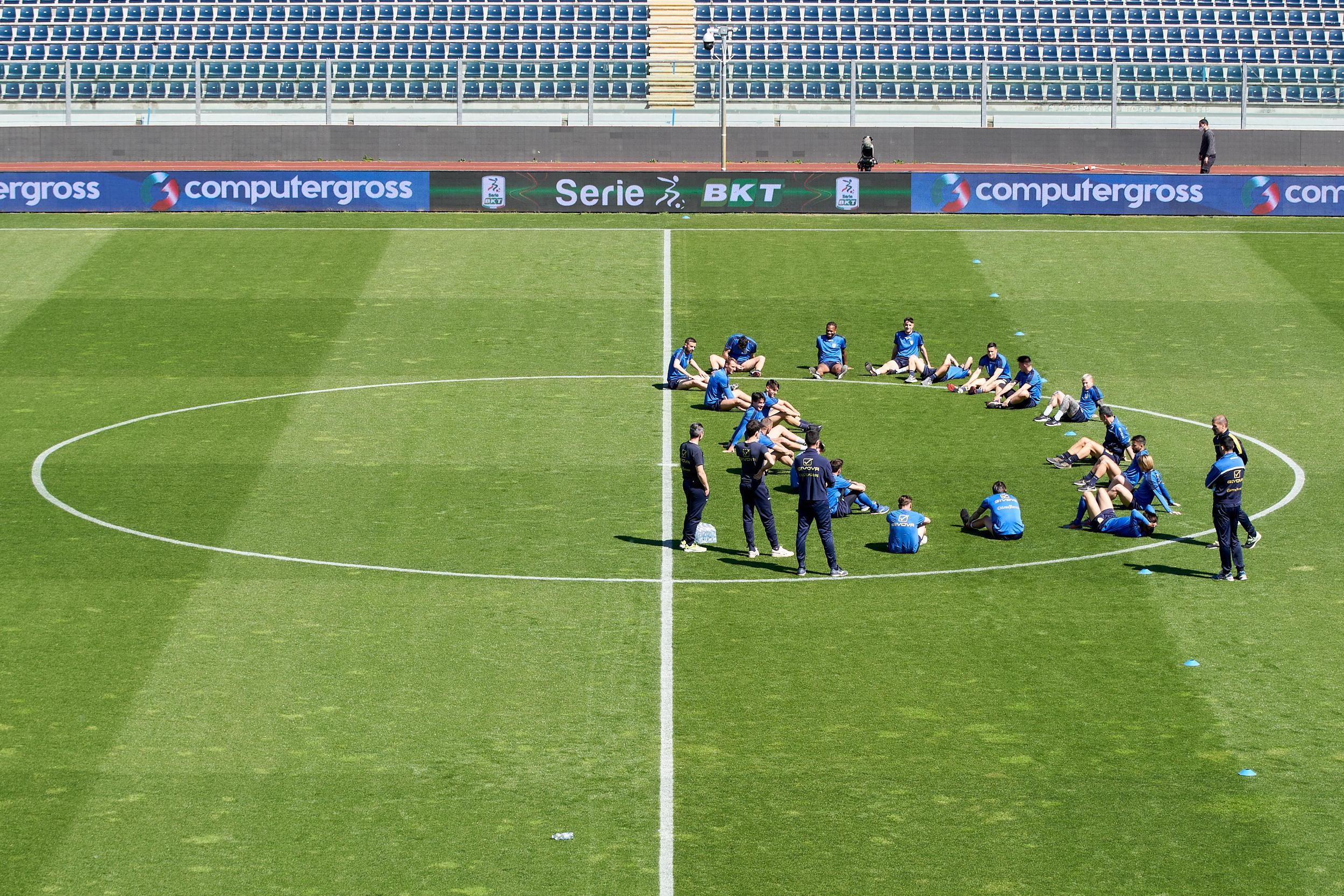 I giocatori del Chievo lo scorso 5 aprile al Castellani: aspettarno invano gli azzurri (foto Sestini)