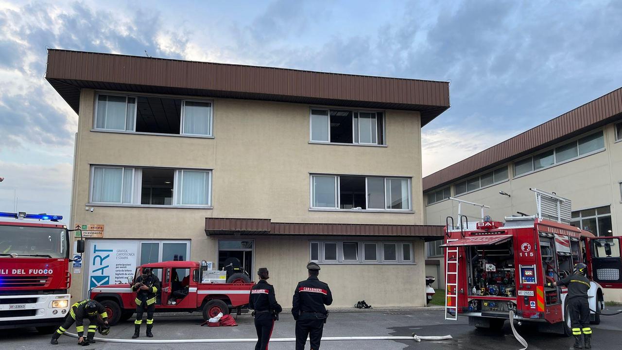 Vigili del fuoco e carabinieri davanti alla Ekart di Traversagna (Foto Nucci)