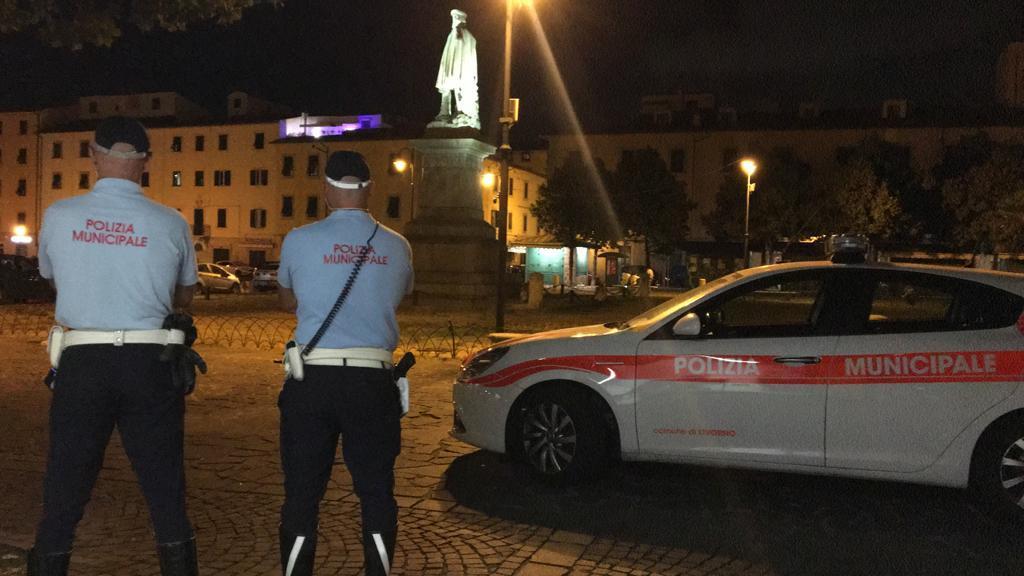 Agenti della municipale in piazza Garibaldi (foto d'archivio)