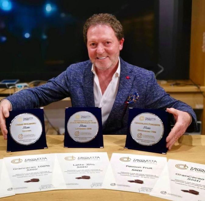 Andrea Slitti mostra i riconoscimenti ottenuti al premio Tavoletta d’oro