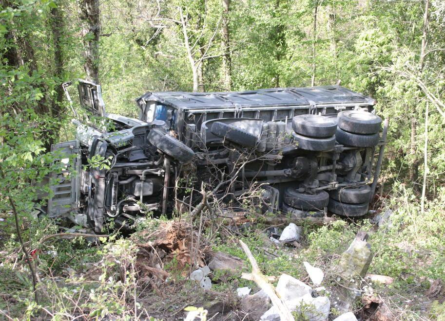 Camion nella scarpata, l’autista salvo per miracolo - Video