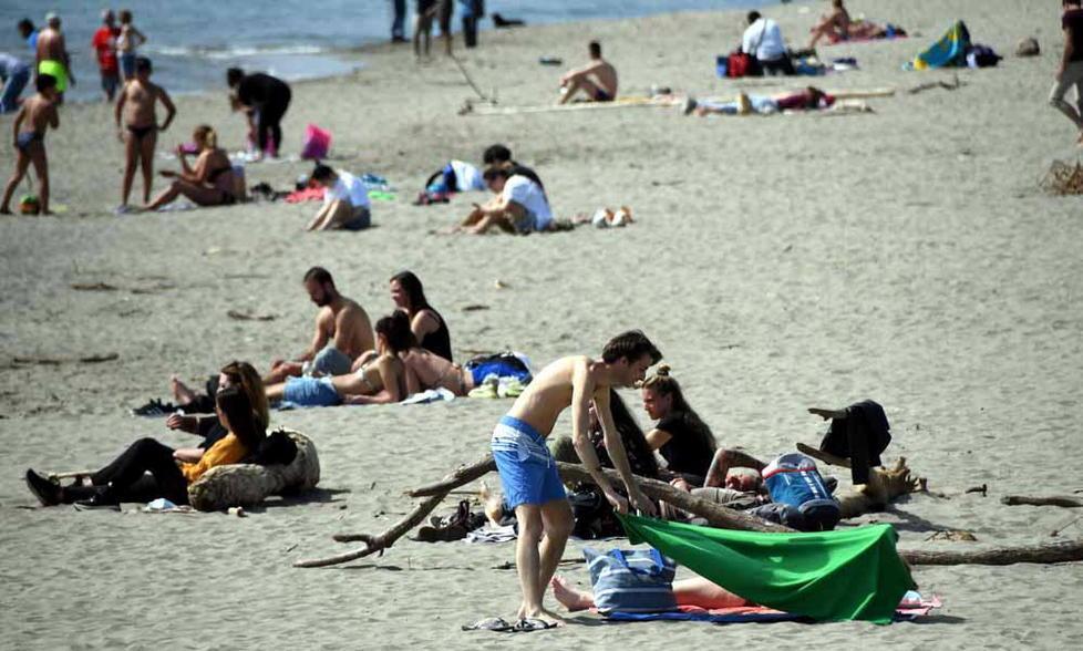 Mascherine, gel e crema abbronzante Sul mare vince la voglia di normalità 