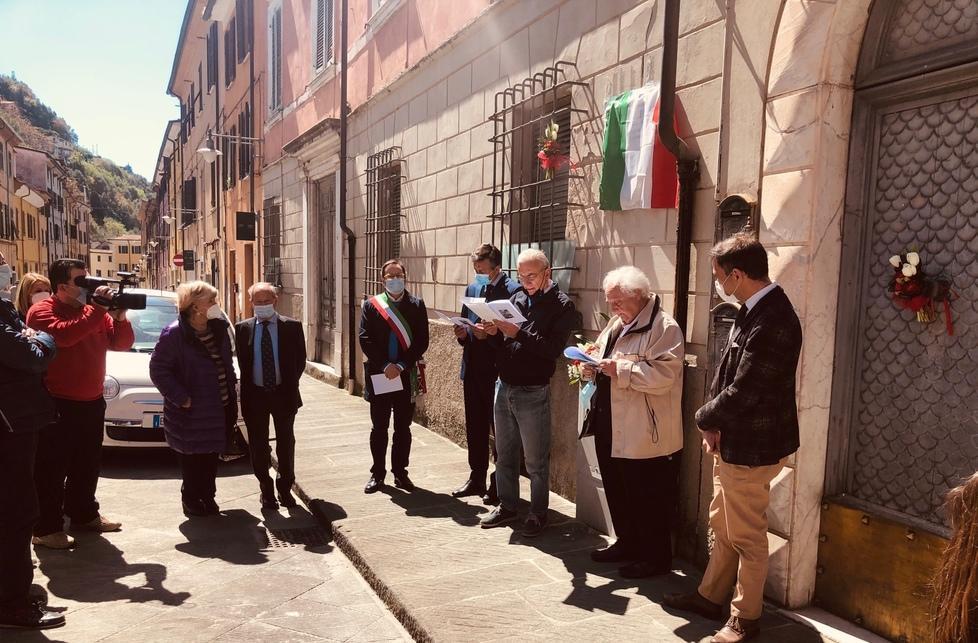 Una targa in ricordo di Gino Cecchieri