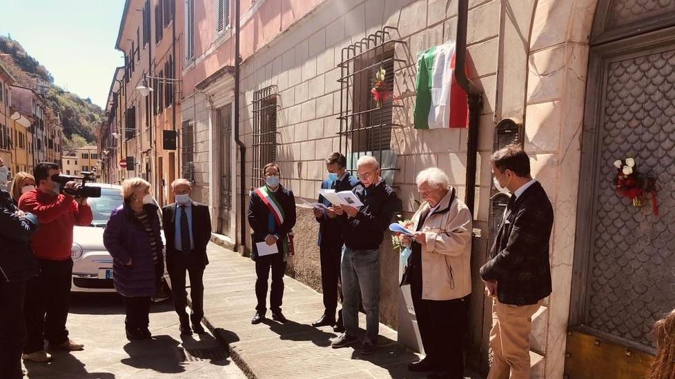 Una targa in ricordo di Gino Cecchieri