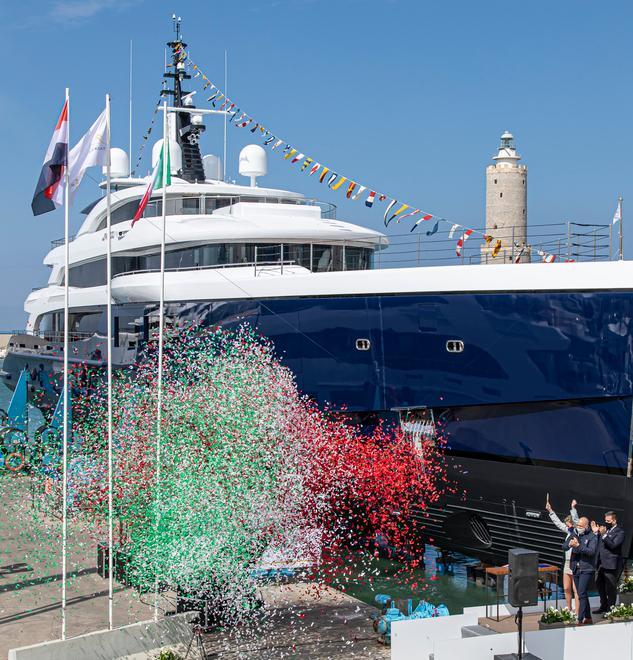 Varato Zazou 65 metri con lo scafo tutto blu