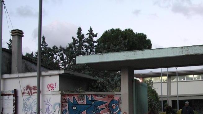 Cittadini-spazzini nella pineta vicina all’ex piscina