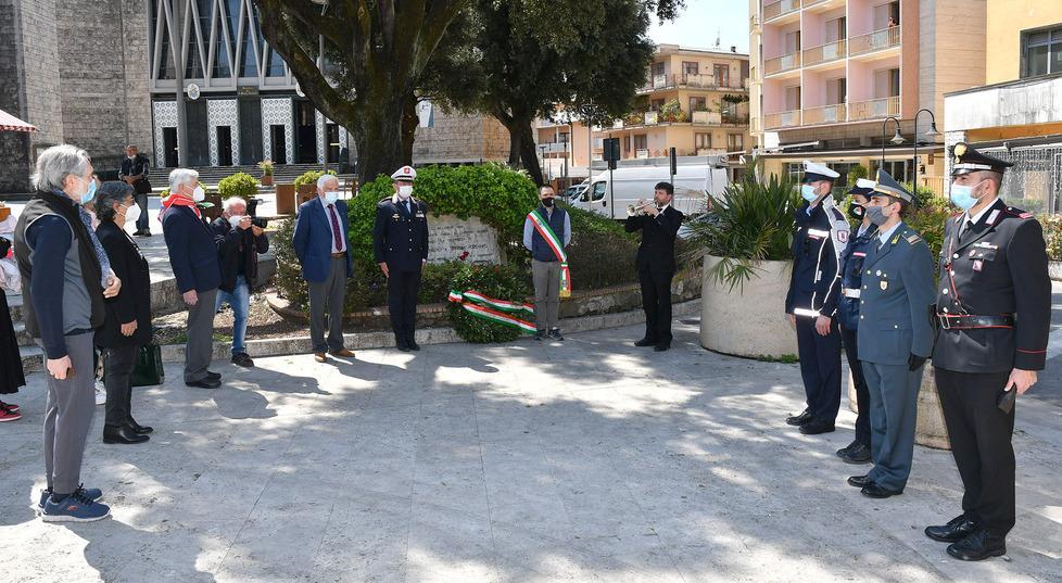Corona d’alloro per la festa del 25 aprile