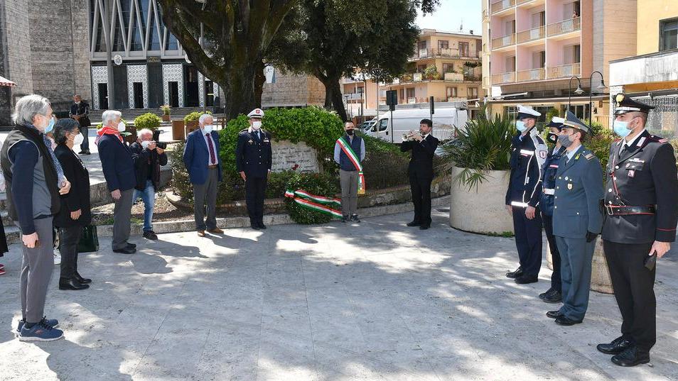 Corona d’alloro per la festa del 25 aprile