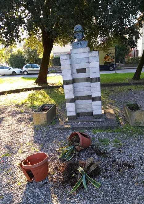 Spaccati i vasi davanti al monumento dei carristi