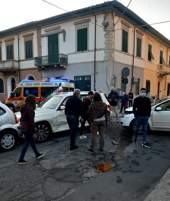 Scontro ad alta velocità in centro a Viareggio