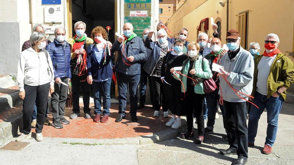 Tanti fiori per ricordare gli eroi della Resistenza