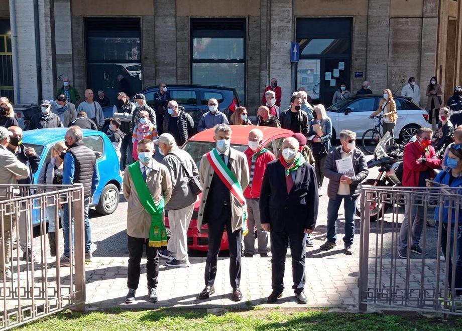 Distanze e Bella Ciao per la Liberazione «Chi ha combattuto ci ha fatto un dono» 
