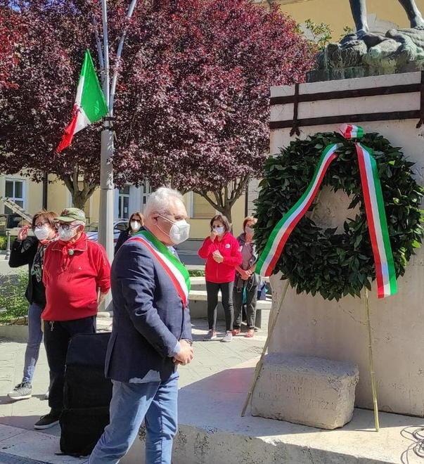 Cori partigiani e fiori ai Caduti per ricordare la Liberazione