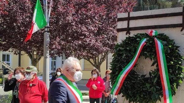 Cori partigiani e fiori ai Caduti per ricordare la Liberazione