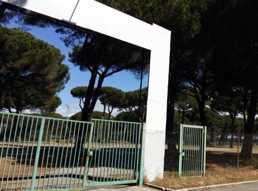 Distruggono tavoli e sedie al pattinodromo e spaccano l’auto del giocatore del Grifone 