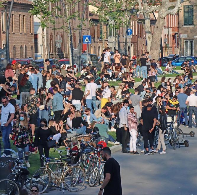 Ancora resse di persone e interventi di sicurezza 