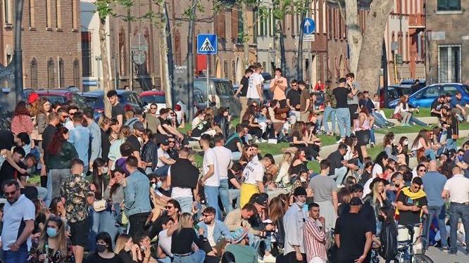 Ancora resse di persone e interventi di sicurezza