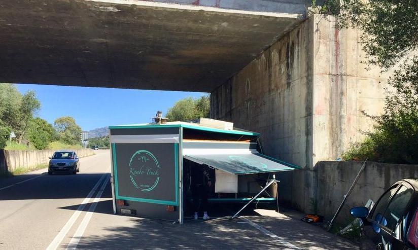 Rimorchio si ribalta, disagi al traffico