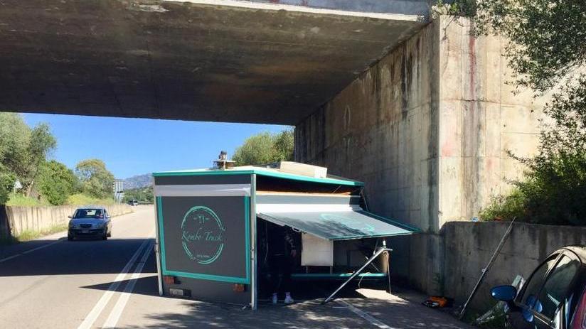 Rimorchio si ribalta, disagi al traffico