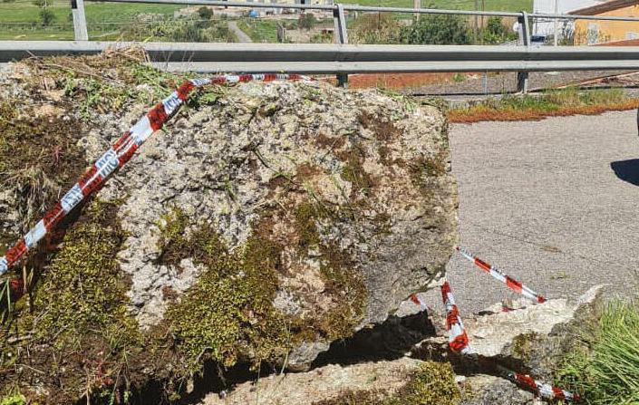 Bonorva un grosso masso rotola sulla strada 