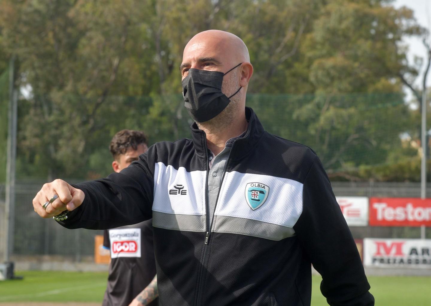 Olbia, il pass per i playoff svanisce alla sagra del gol Col Novara i bianchi vanno sotto tre volte e per tre volte riescono a rimontare Ma per agganciare miracolosamente gli spareggi per la B serviva un successo