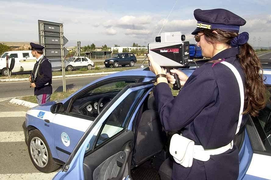 Una pattuglia della Polstrada con il telelaser
