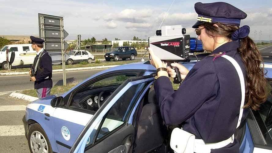 Una pattuglia della Polstrada con il telelaser