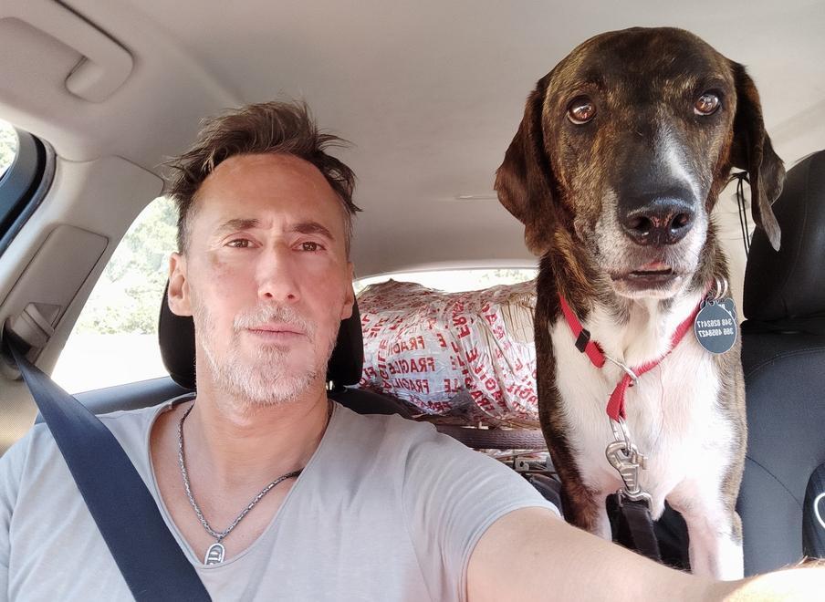 Fabio Bernardini, 45 anni, in auto insieme al suo cane