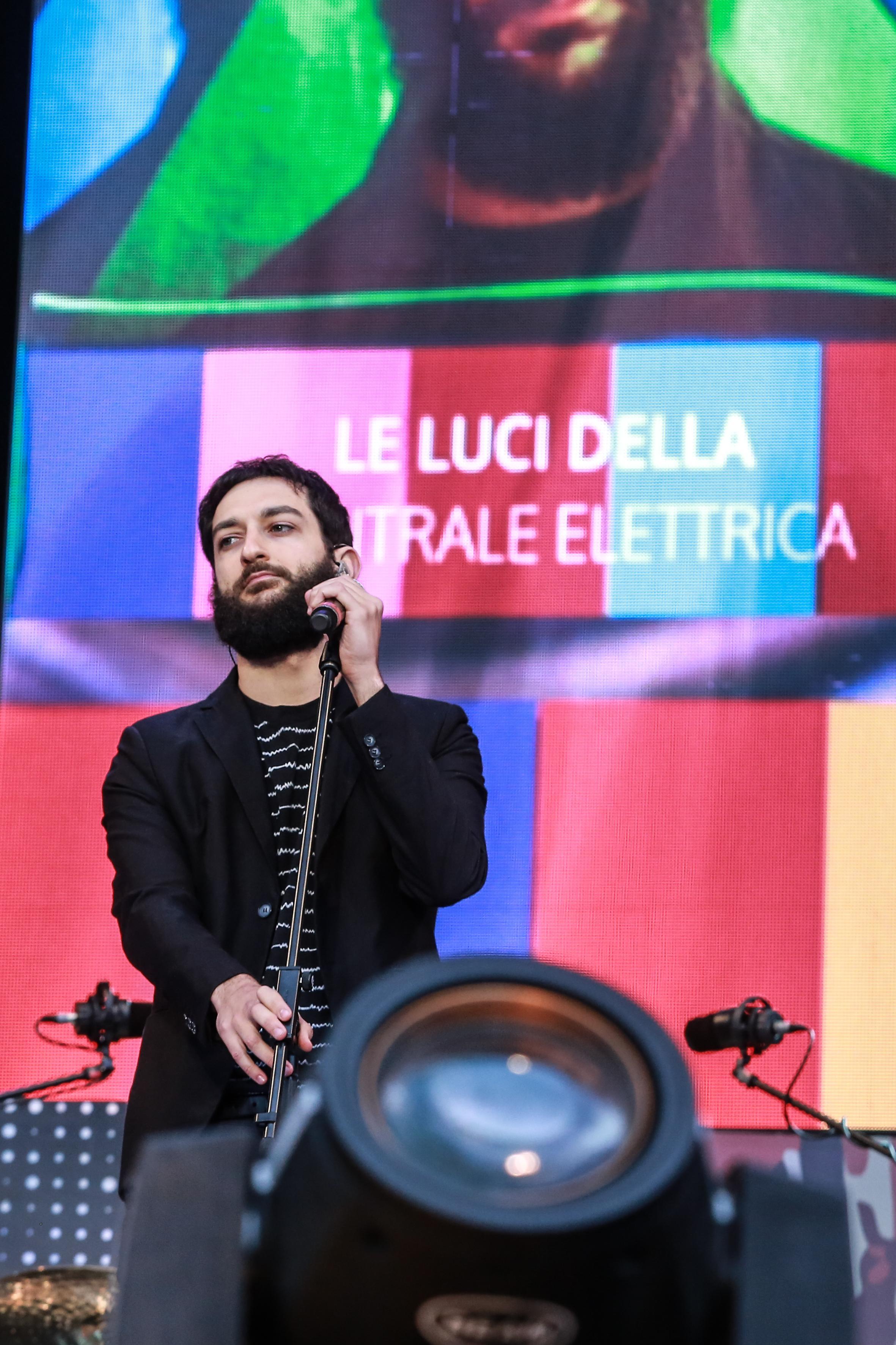 Vasco Brondi sul palco di piazza San Giovanni a Roma nel 2017