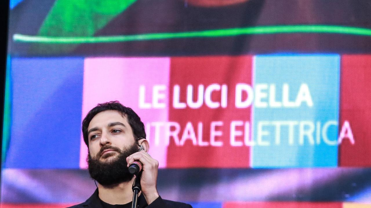 Vasco Brondi sul palco di piazza San Giovanni a Roma nel 2017