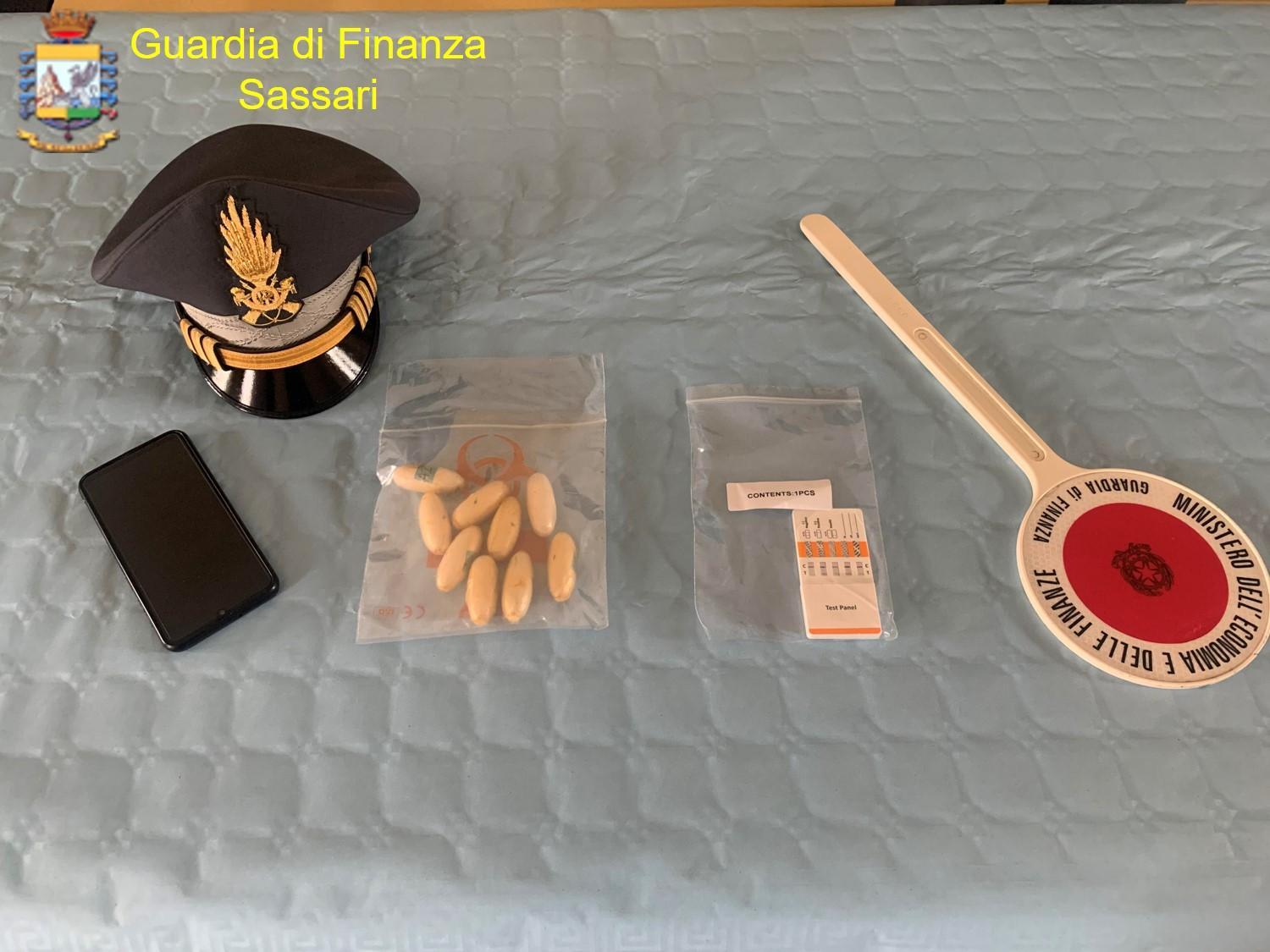 Porto Torres, sbarca con 11 ovuli di droga nello stomaco: arrestato