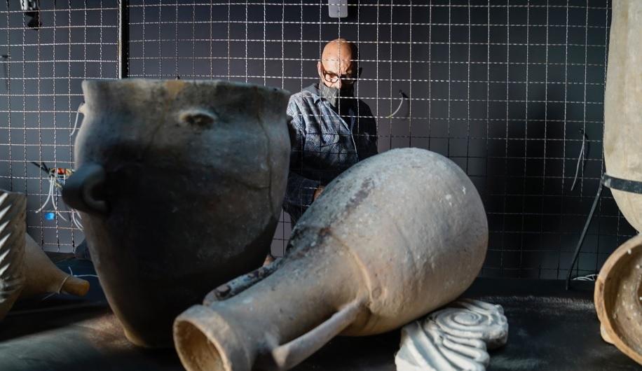 Marras durante i lavori di allestimento del museo