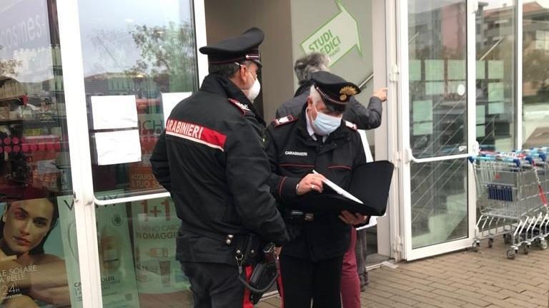 I carabinieri davanti al palazzo dove è avvenuto l'incidente