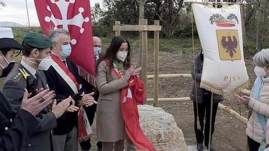 Un cippo, una targa e un nuovo albero per ricordare Samantha: «Ora da lassù ci sorride»