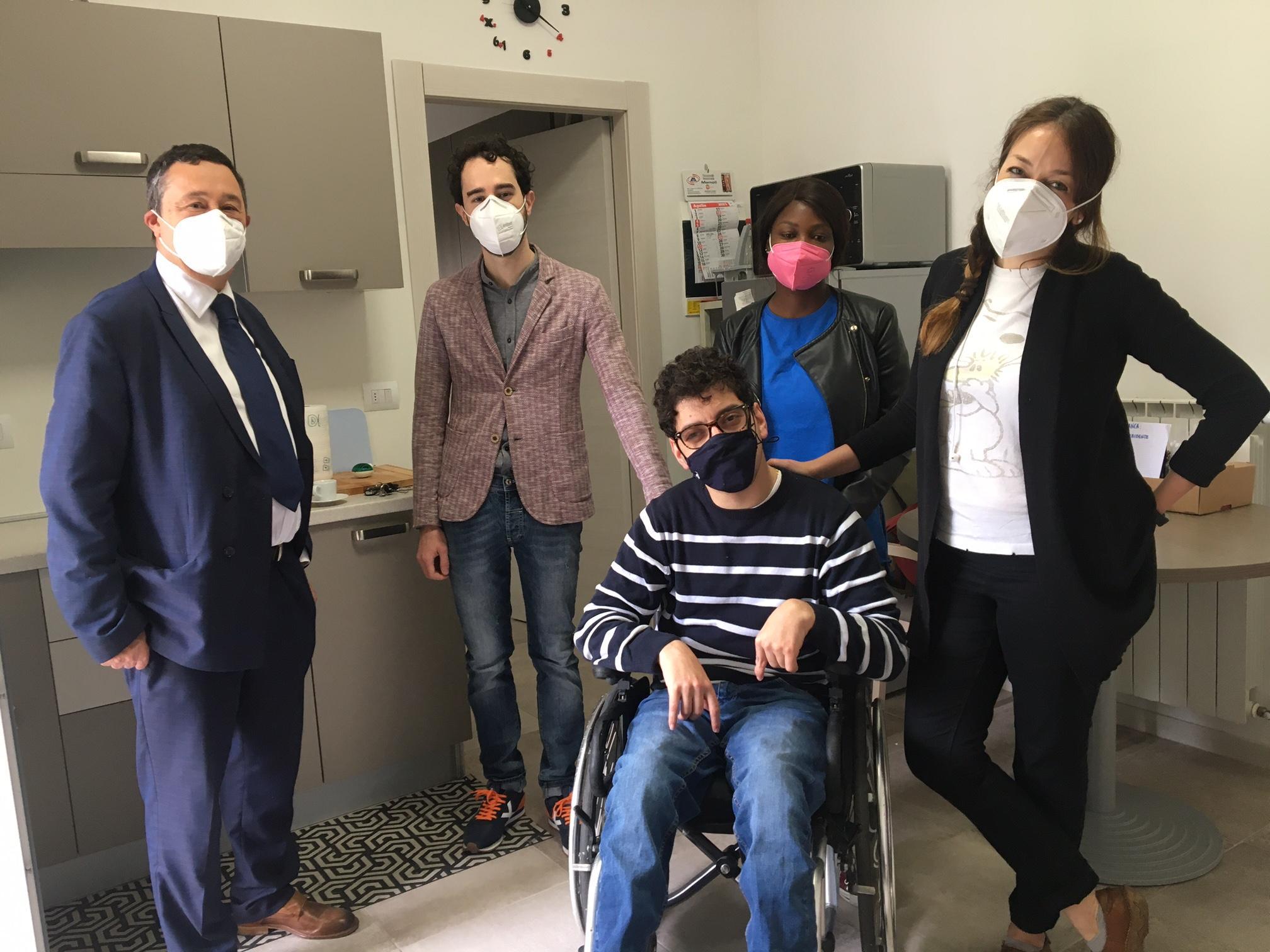 Marco Albertini con le sue assistenti e il sindaco di Vaiano Primo Bosi