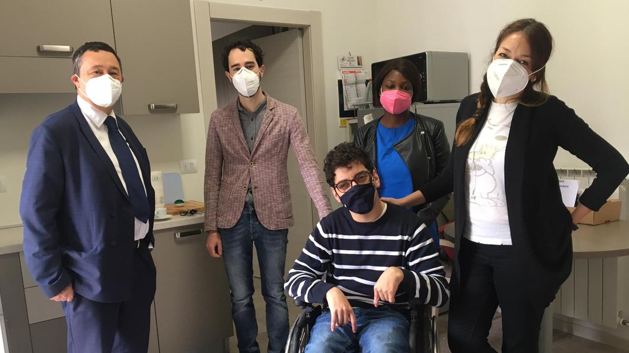 Marco Albertini con le sue assistenti e il sindaco di Vaiano Primo Bosi